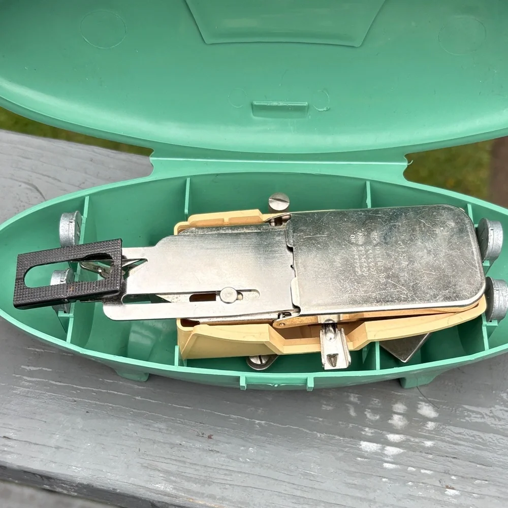 Singer Buttonholer - Picture 4 of 9